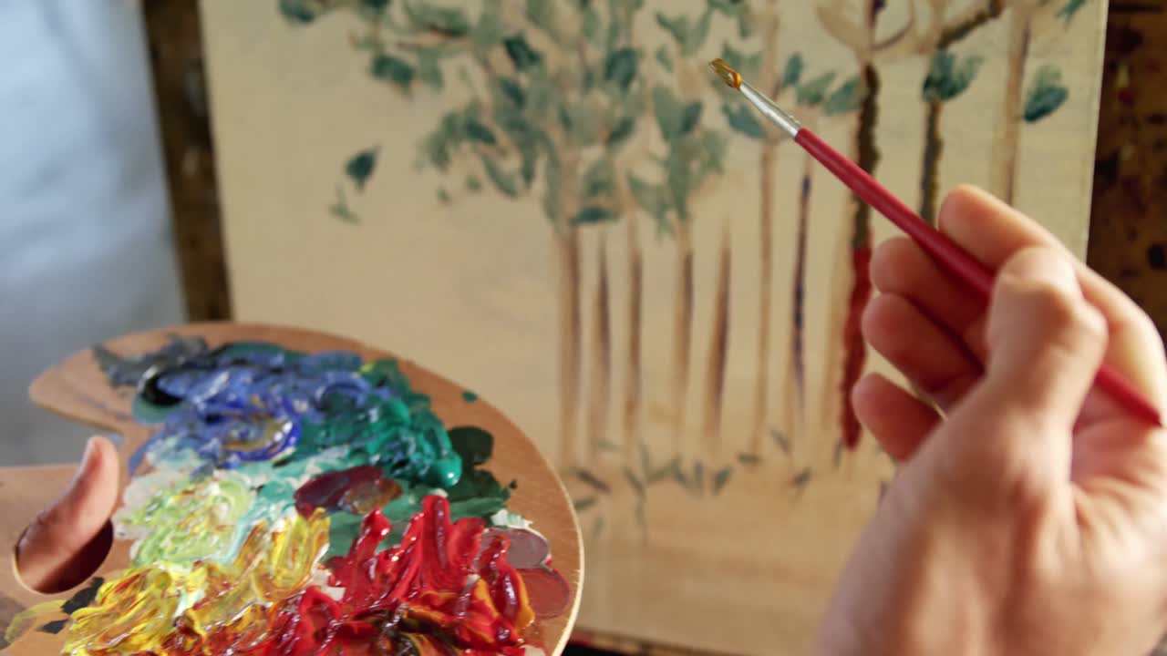 캔버스 4k에 그림 그리는 예술가