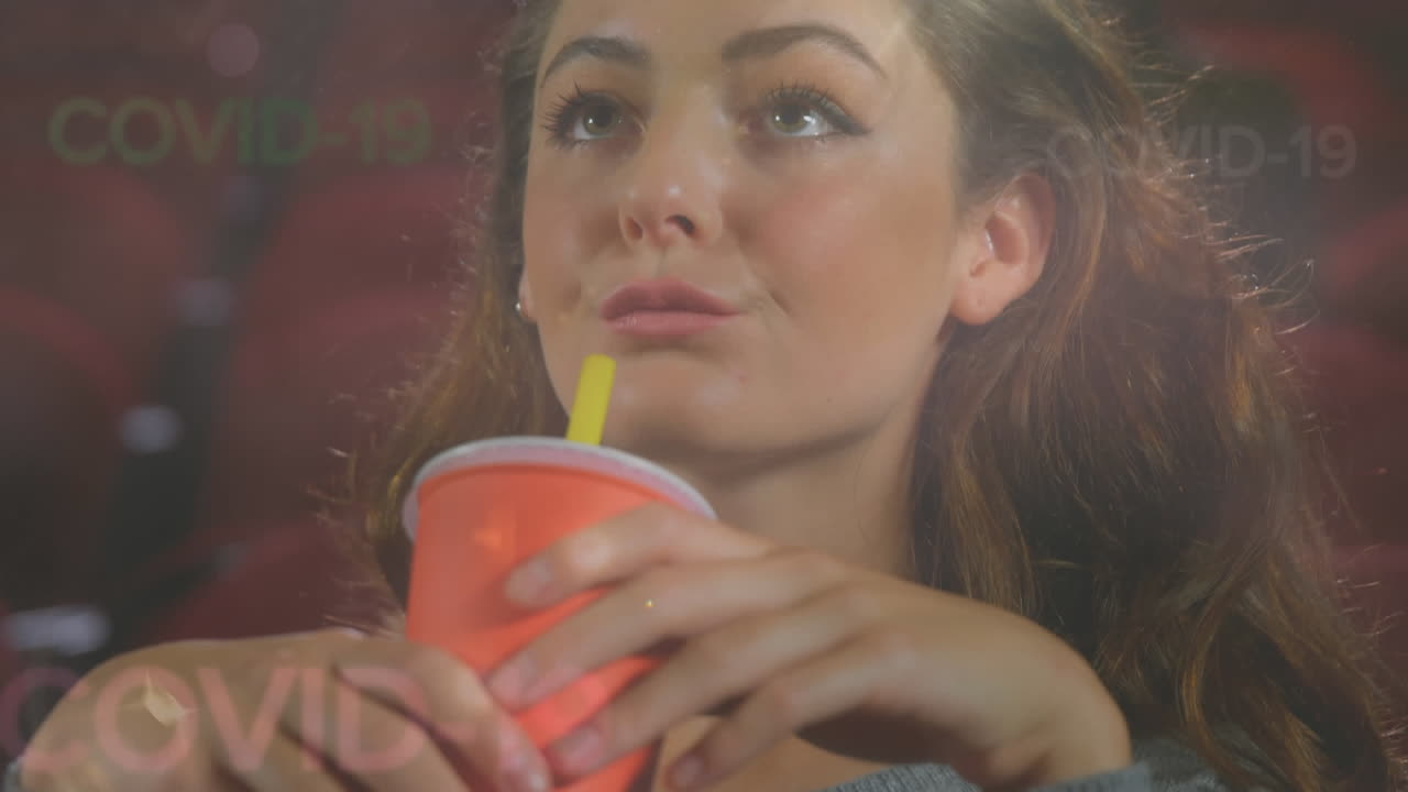 mensaje de covid-19 contra una mujer viendo una película en el cine