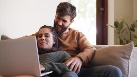 feliz, despreocupada y relajada pareja joven navegando