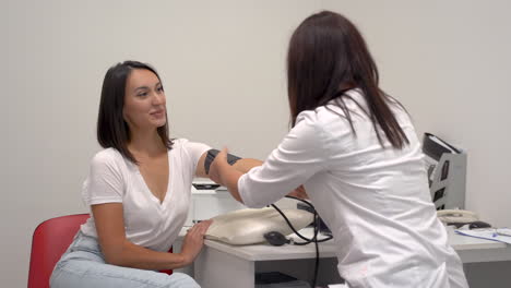 medición de la presión arterial. paciente femenina y médico.