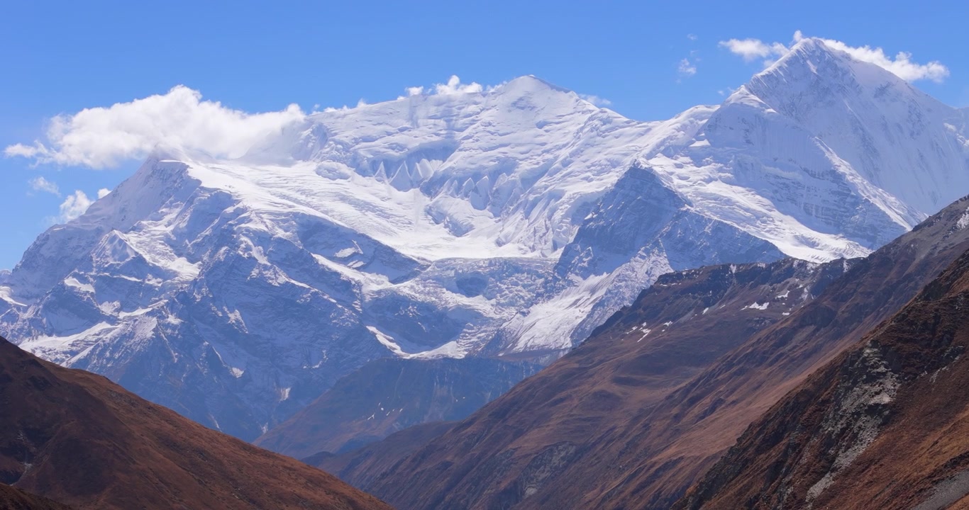 Annapurna Circuit, Manang-regionen Nepal, droneoptagelse der afslører massive sneklædte Himalaya-toppe langs Annapurna Circuit-ruten mod Thorong La Pass.
