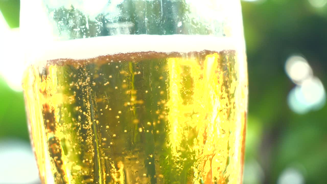 Primo piano di una birra rinfrescante