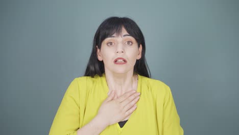 mujer con dificultad para respirar.