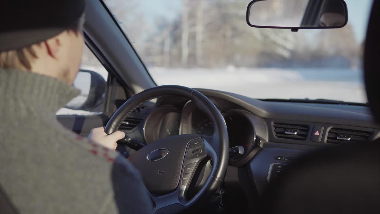 hombre conduciendo un coche en invierno