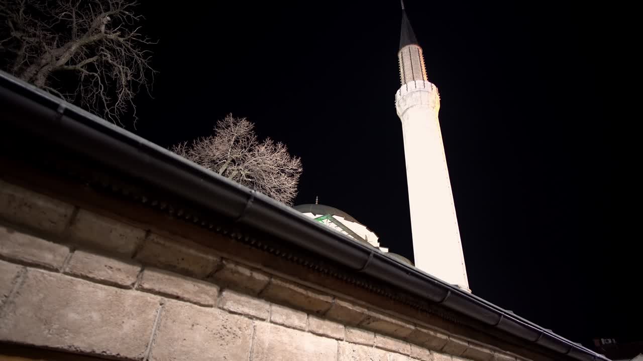 minarete y cúpula de la mezquita gazi husrev-bey en sarajevo por la noche, bosnia y herzegovina