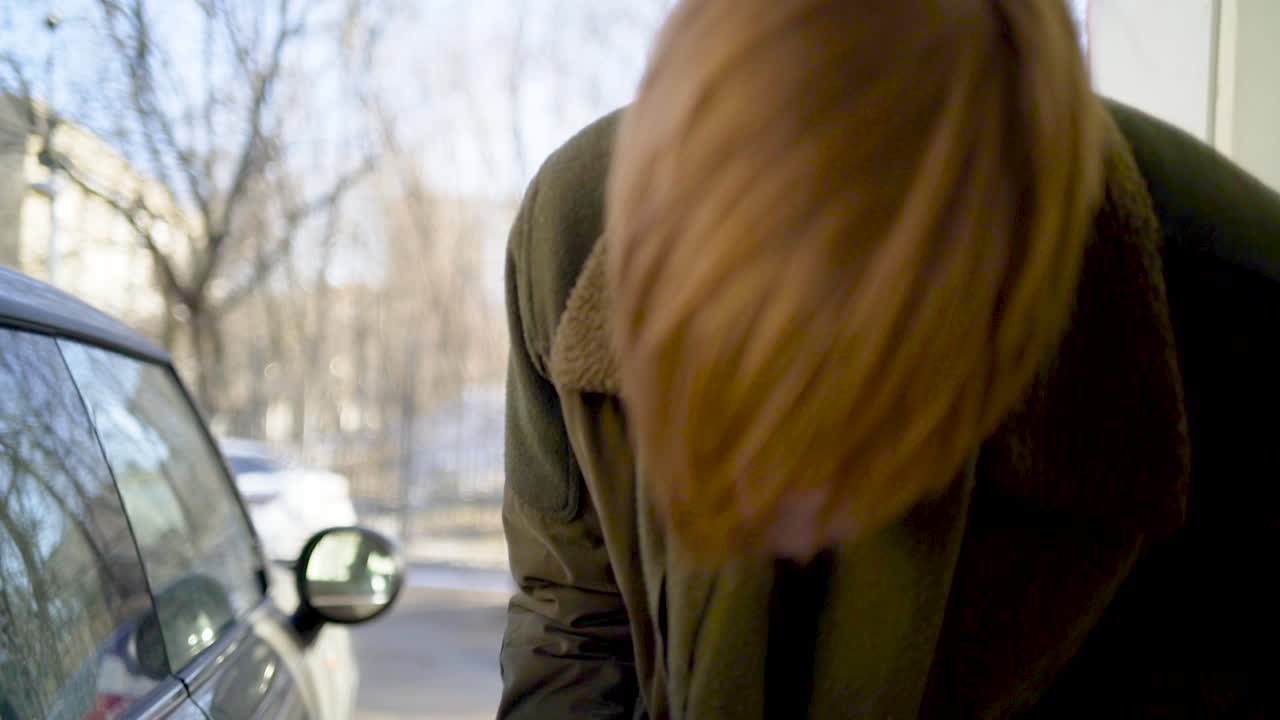 주유소 에서 차 를 채우고 있는 사람