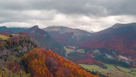 Toma-De-Timelapse-Del-Valle-De-Roncal-En-Los-Pirineos-De-España-Durante-Las-Nubes-Bajas-Brumosas-Y-Las-Nubes-Altas-Amanecer-Nublado-Hermoso-Valle-Durante-La-Temporada-De-Otoño