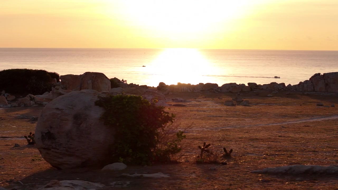 Uberørt Sunset Rock Park i Ninh Thuan-provinsen, Vietnams sydlige centrale kyst. Dolly-skud, der panorerer hen over en gylden havhorisont