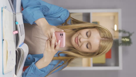 Vertikales-Video-Einer-Studentin,-Die-Am-Telefon-Chattet.