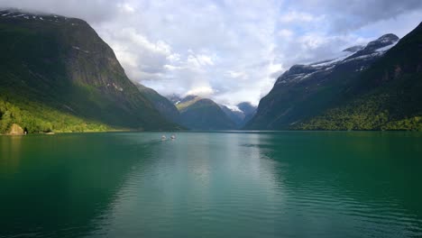 Lago-Lovatnet-Hermosa-Naturaleza-Noruega.