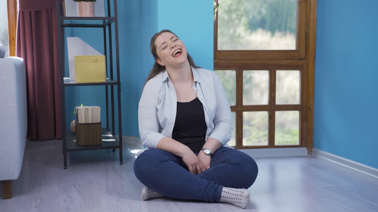 혼자 얘기하는 미친 젊은 여자.