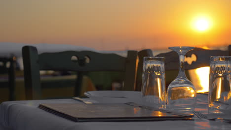 mesa servida en un restaurante al aire libre al atardecer