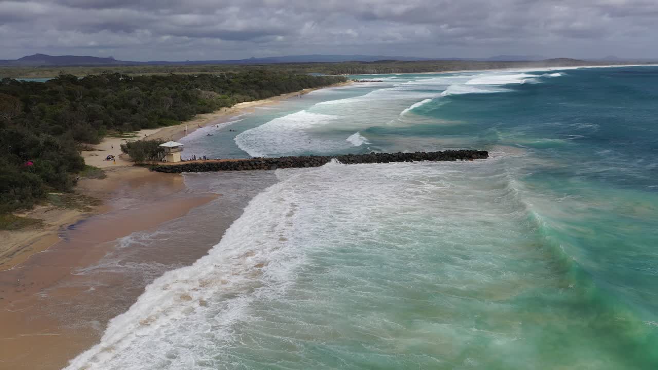 누사의 웨이브 브레이커에 부서지는 파도