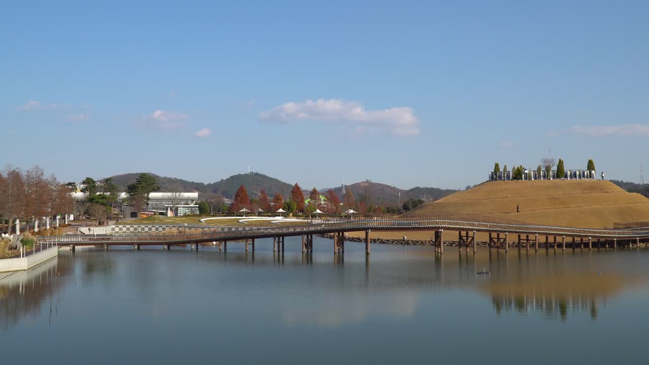 suncheonman bay lake garden - visitantes caminando por los senderos de la pasarela en espiral de la colina bonghwa y el puente de los sueños, suncheon, jeonnam, corea del sur