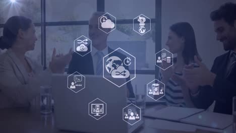 animación de la nube, conexiones con iconos y procesamiento de datos sobre personas de negocios