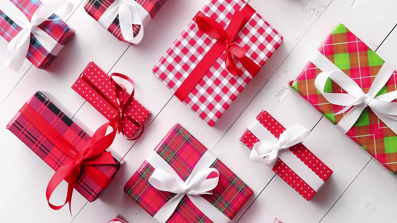 Vista superior de regalos de Navidad envueltos sobre una mesa de madera