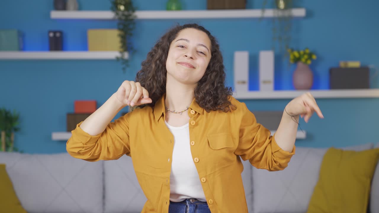 una joven feliz bailando.