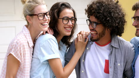 amigos riendo mientras interactúan entre sí