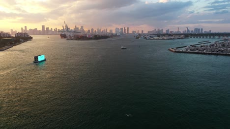 vista aérea del horizonte de miami al atardecer