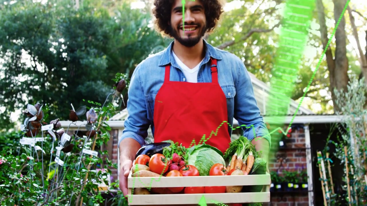 Jardinero sosteniendo una caja de productos, mirando hacia arriba y sonriendo, mientras gráficos verdes ascendentes muestran la producción del vivero