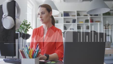 animación de gráficos, barra de carga, mapa sobre mujer caucásica trabajando en el escritorio en la oficina