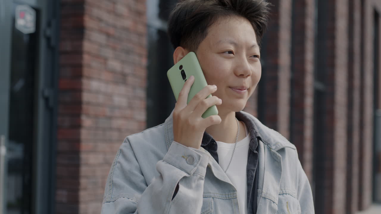 mujer hablando por teléfono en la ciudad