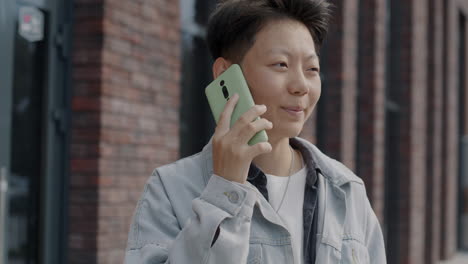도시에서 전화로 얘기하는 여자