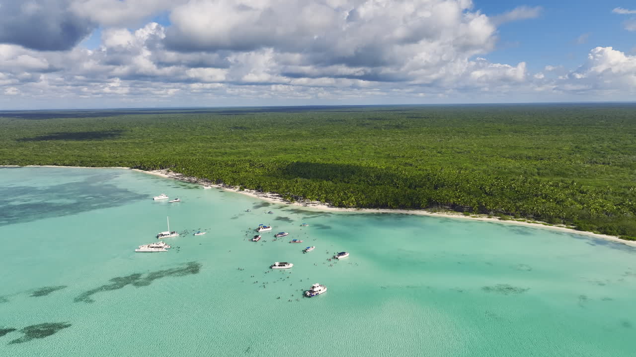 panorámica aérea de la isla saona, una isla tropical cerca de la costa sureste de la república dominicana