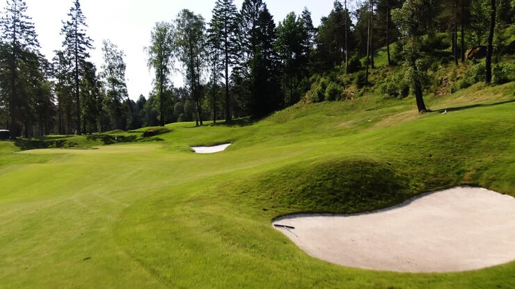 Golfista che si prepara a giocare sul campo del golf club Hills a Mölndal, vicino a Göteborg, Svezia.