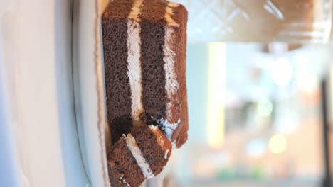una rebanada de pastel de tiramisu