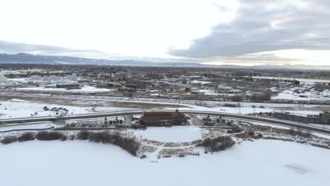 Antena---Edificio-Se-Asienta-En-Montana-Cubierto-De-Nieve