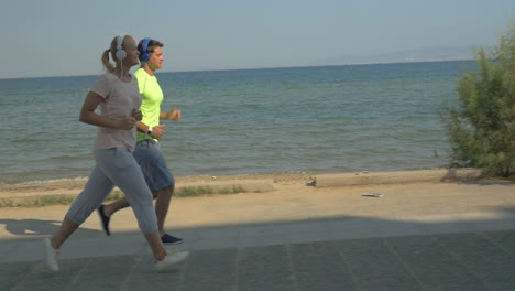 People-in-Headphones-Jogging-along-the-Esplanade