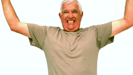hombre anciano saltando y animando