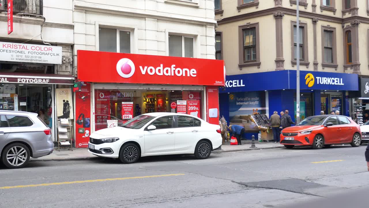 보행자 길 을 따라 상점 과 사업장 이 있는 도시 거리 를 고 있는 사람 들