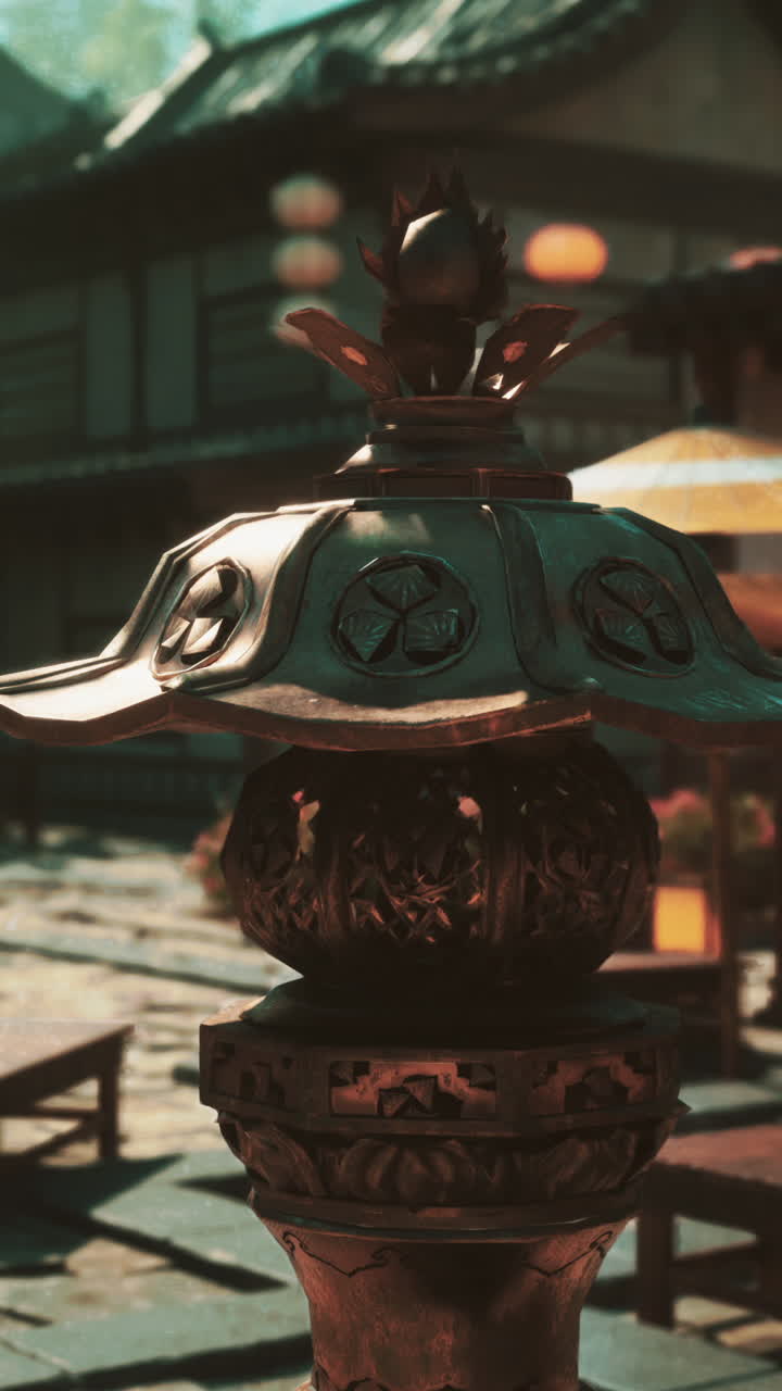 정원 환경 에서 전통적 인 일본 랜턴 의 근접 사진