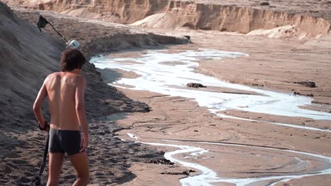 dos hombres caminando en la playa