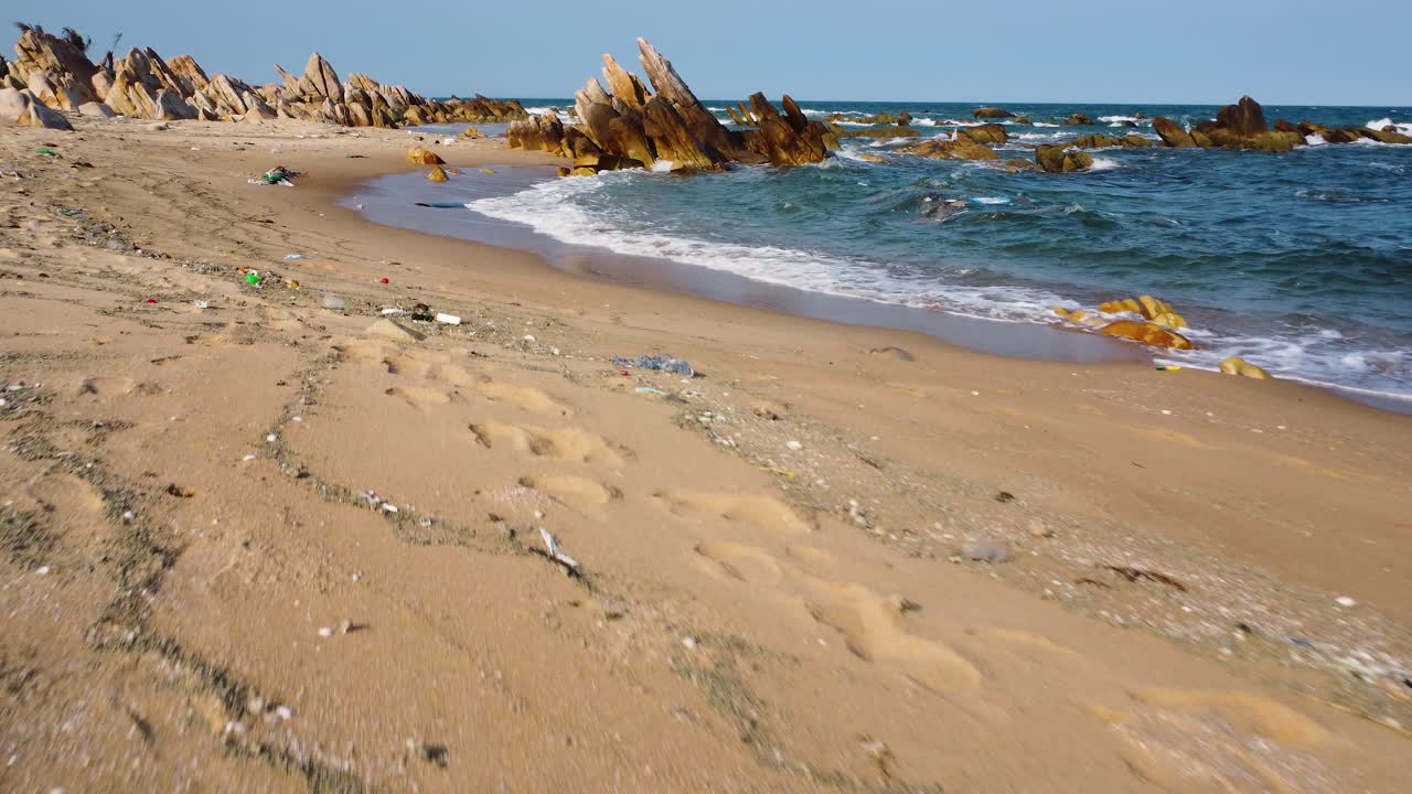 강력한 파도가 플라스틱 쓰레기로 오염된 해안을 강타