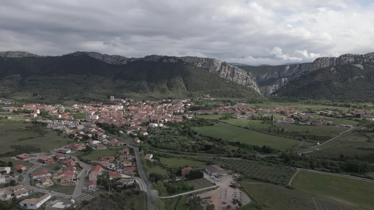 Volo a bassa quota su un piccolo paese nella lussureggiante regione francese dei Pirenei Orientali.