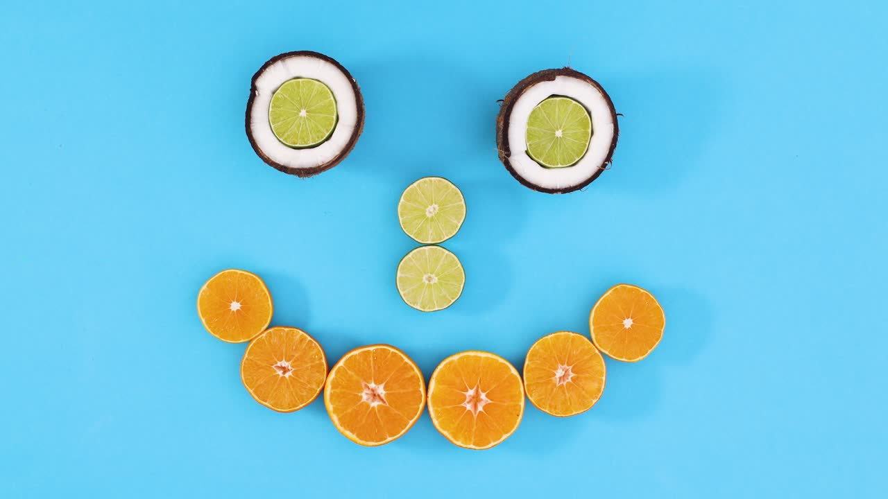 파란색 테마에 과일 조각으로 만든 스마일리