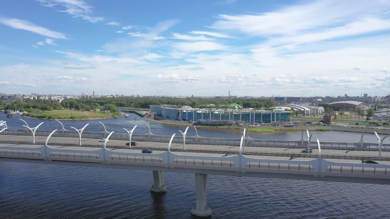 러시아 상트페테르부르크에 있는 핀란드 만 서부 고속 직경 교량의 공중 드론 느린 추적 샷