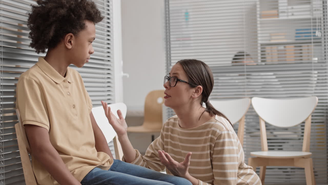 madre caucásica tranquilizando al hijo africano