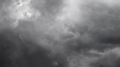nubes oscuras en un cielo oscuro y una tormenta