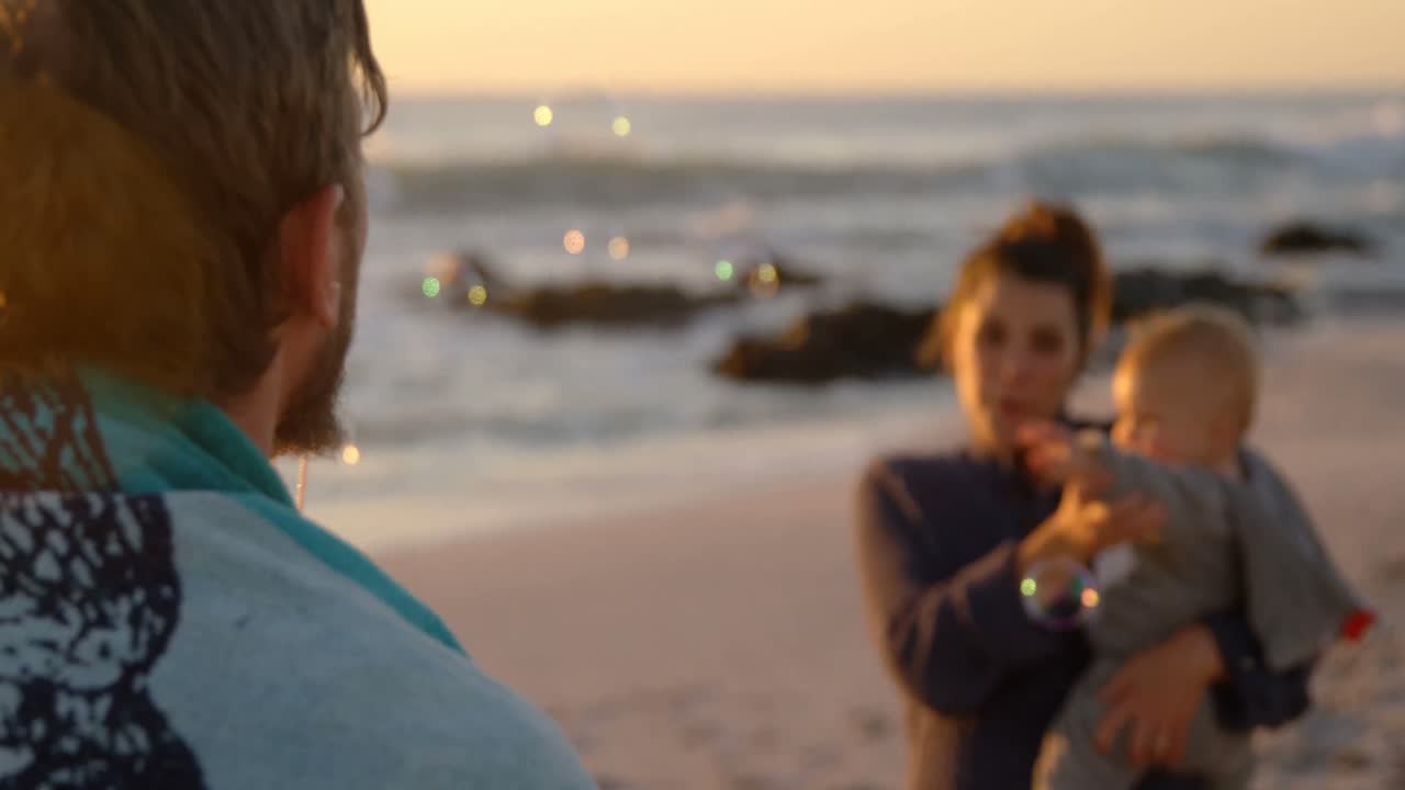 해변에서 즐겁게 지내는 가족 4k