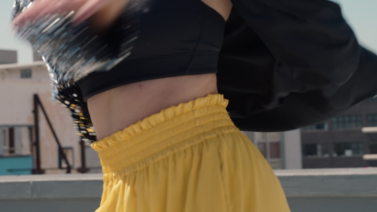 donna ballerina latina sul tetto bella donna brasiliana che esegue mosse di danza in città