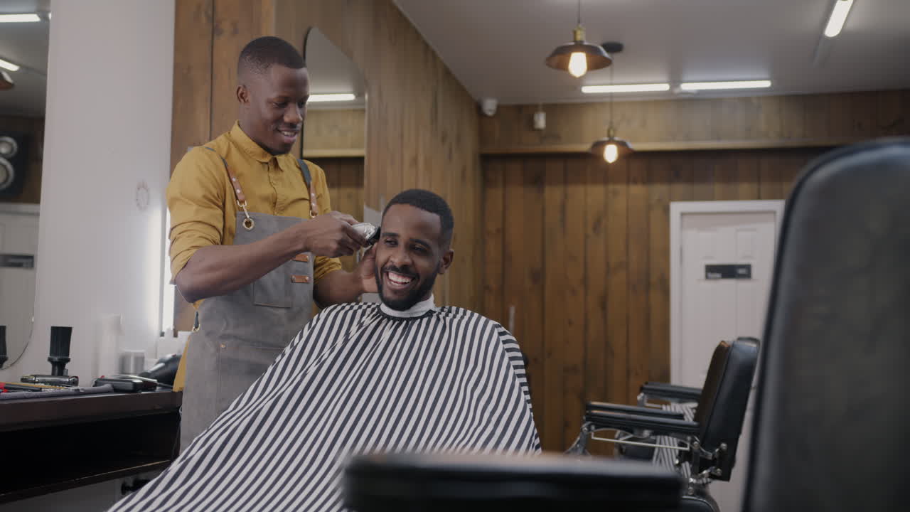 un hombre se corta el cabello en una barbería.