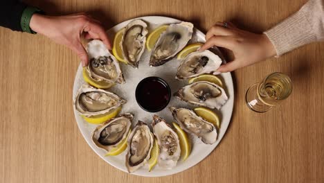 ostras con limón y champán