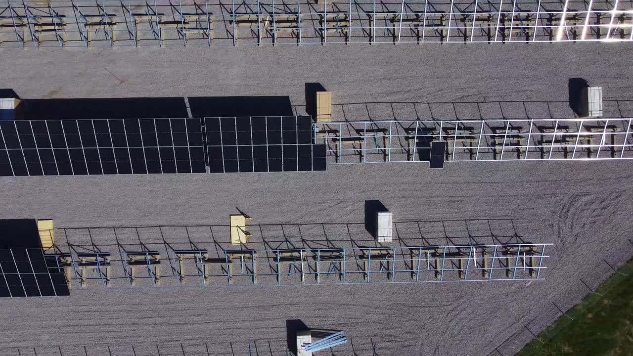 se instala un gran número de paneles solares, aprovechando la energía del sol y transformándola en energía renovable