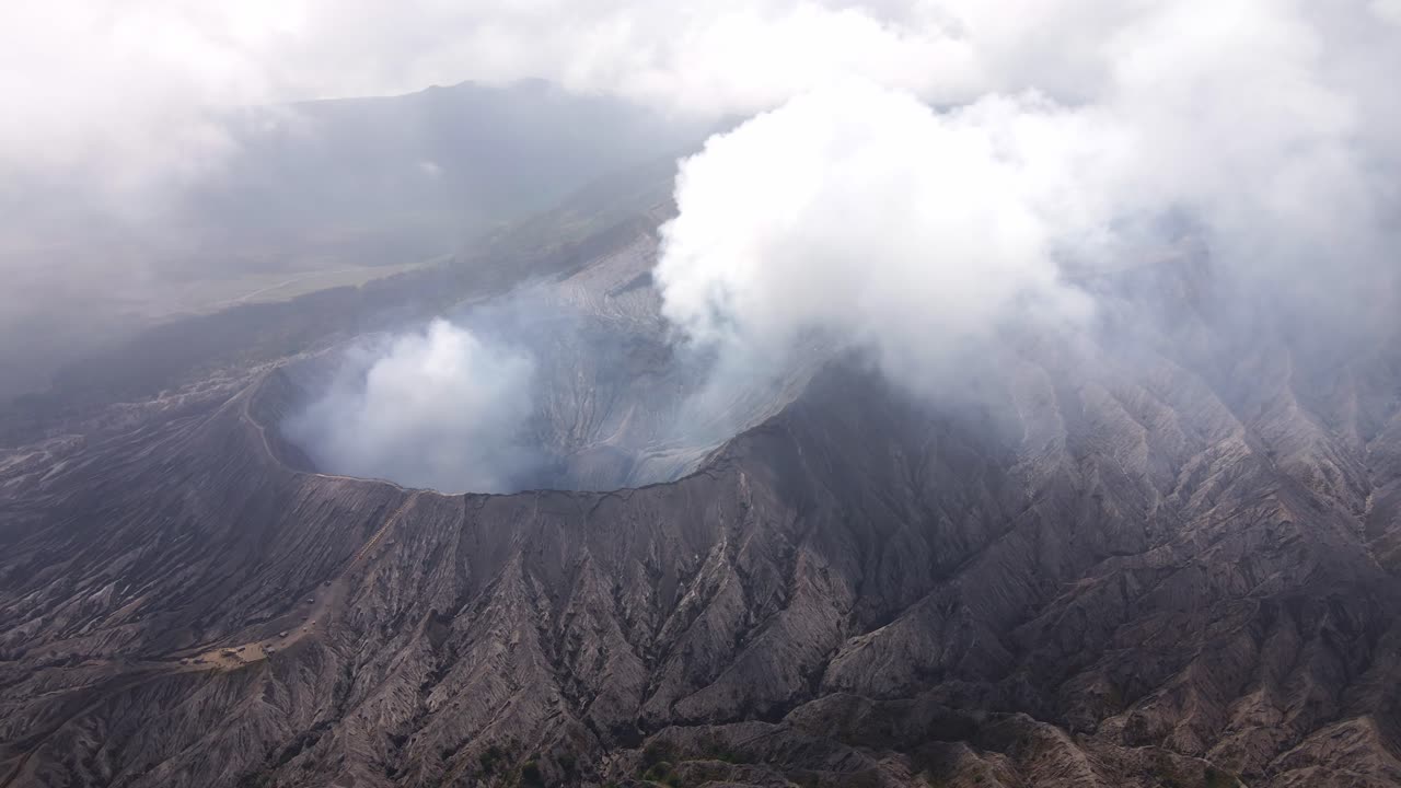 erupción del monte bromo desde encima de las nubes
