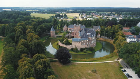 kasteel-huis-bergh,-the-netherlands:-aerial-view-traveling-in-over-the-beautiful-castle-and-appreciating-the-moat-that-surrounds-it