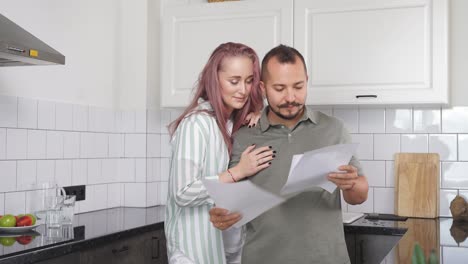 pareja casada comprobando documentos, pareja joven administrando las finanzas